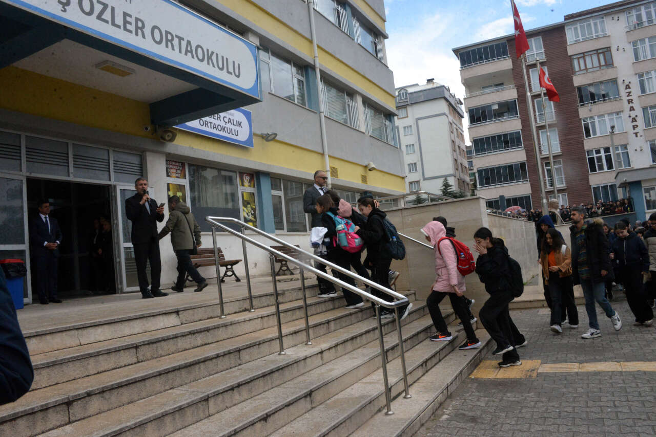 9 kişiye mezar olan Ayser Çalık Ortaokulu, yeni binasında eğitime başladı 7